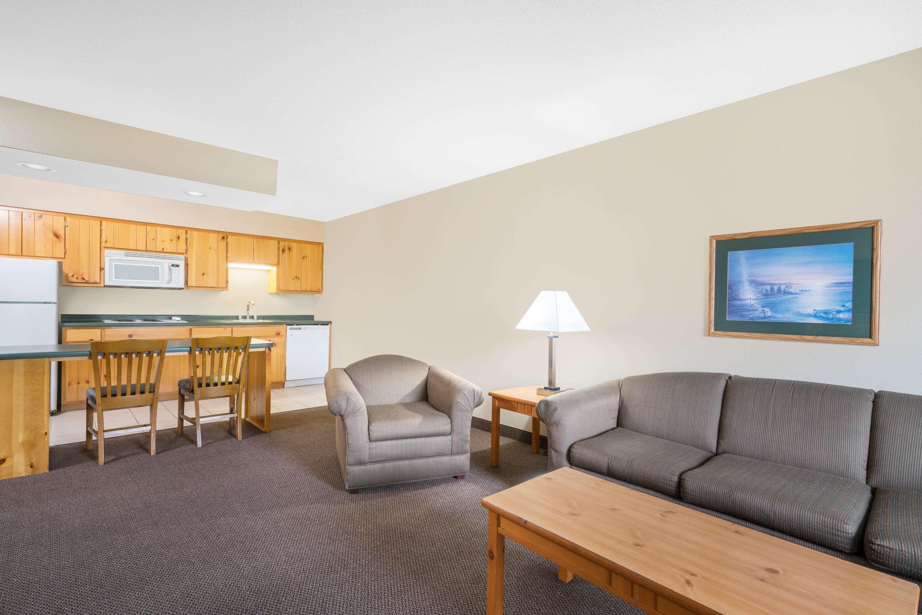Baymont By Wyndham Baxter/Brainerd Area Hotel Exterior photo
